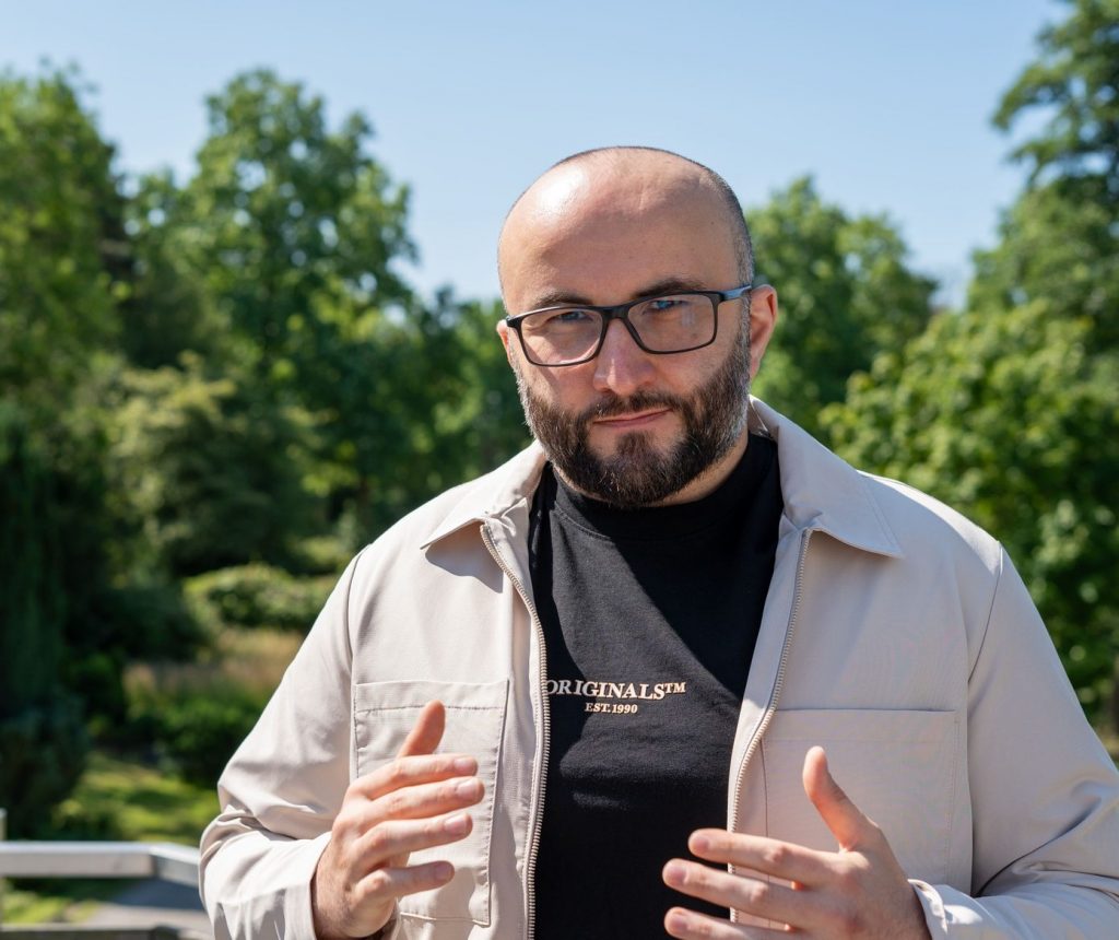 Politikberatung durch Sebastian Flack während eines sonnigen Tages