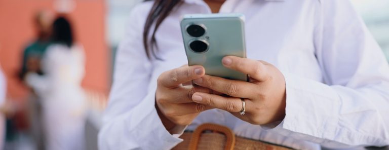 Poltikerin nutzt ihr Smartphone