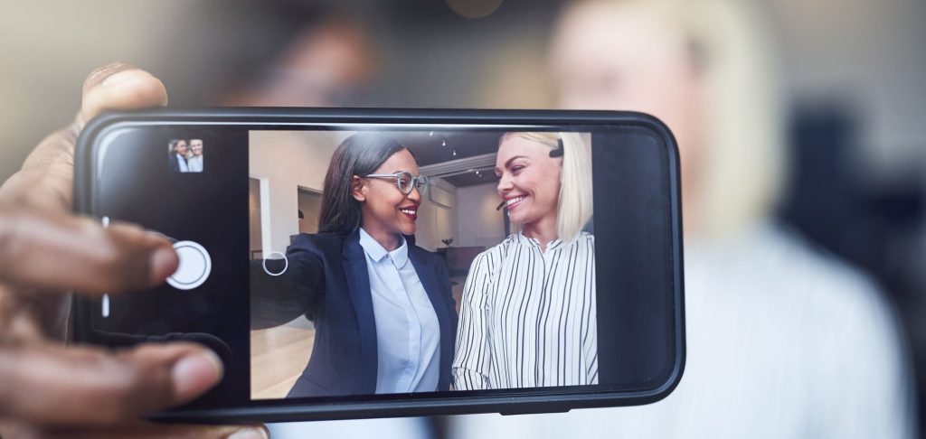 2 Frauen machen Politik auf Tiktok
