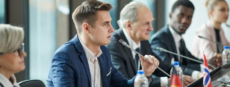 Grafik von Politikberater am Sprechen