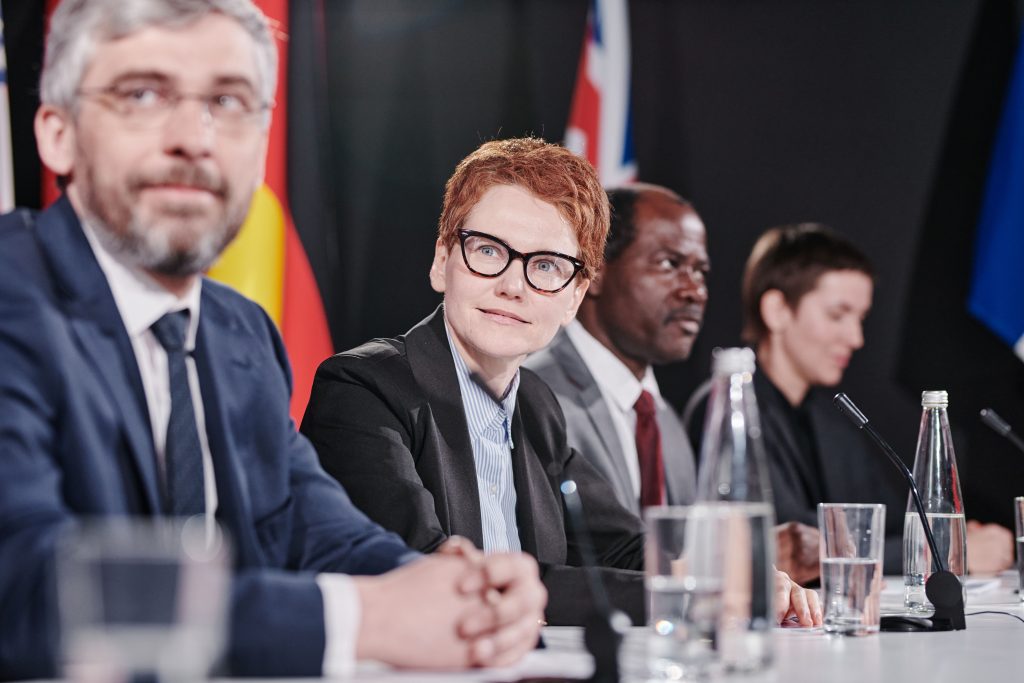 Grafik von Politikberater am Tisch