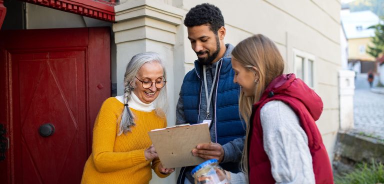 Grafik von Haustürwahlkampf bei einer alten dame